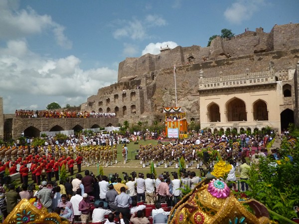  తెలంగాణ వస్తే చీకటే అన్నారు, ఏమైంది: జెండా ఆవిష్కరణలో కేసీఆర్