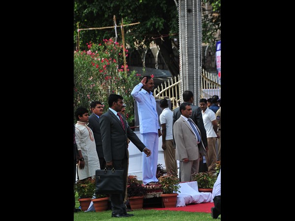 తెలంగాణ వస్తే చీకటే అన్నారు, ఏమైంది: జెండా ఆవిష్కరణలో కేసీఆర్