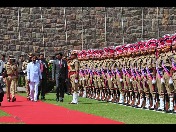  తెలంగాణ వస్తే చీకటే అన్నారు, ఏమైంది: జెండా ఆవిష్కరణలో కేసీఆర్