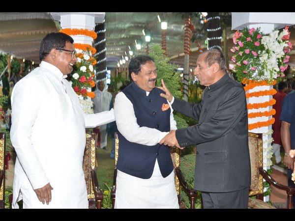 గవర్నర్ ఎట్ హోం