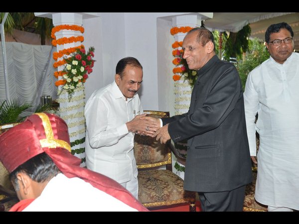 గవర్నర్ ఎట్ హోం