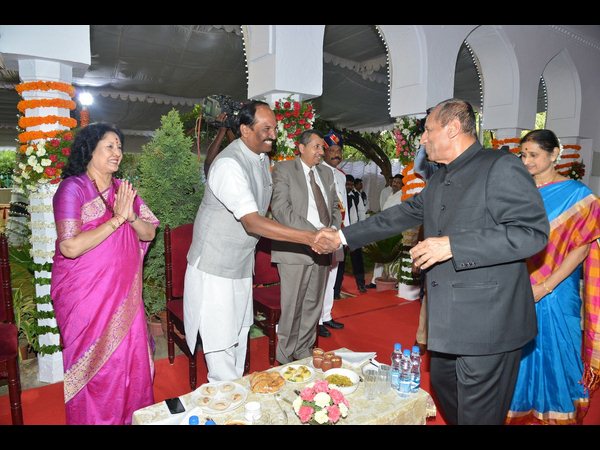  గవర్నర్ ఎట్ హోం