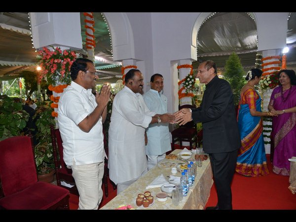  గవర్నర్ ఎట్ హోం