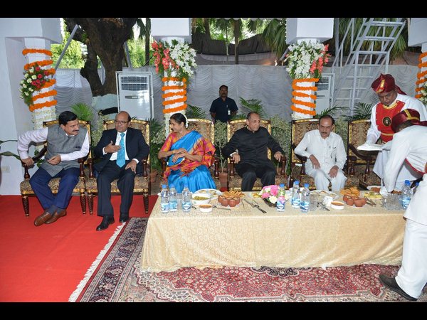  గవర్నర్ ఎట్ హోం
