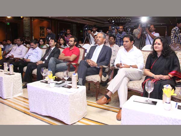 ఫేస్‌బుక్‌ స్మాల్‌ బిజినెస్‌ బూస్ట్‌ ప్రొగ్రామ్‌‌లో కేసీఆర్