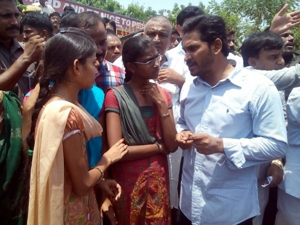 ప్రత్యేక హోదా సాధనలో బాబు విఫలం: వైసీపీ బంద్ పోస్టర్ విడుదల