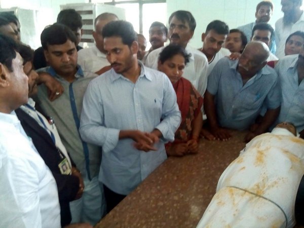 ప్రత్యేక హోదా సాధనలో బాబు విఫలం: వైసీపీ బంద్ పోస్టర్ విడుదల