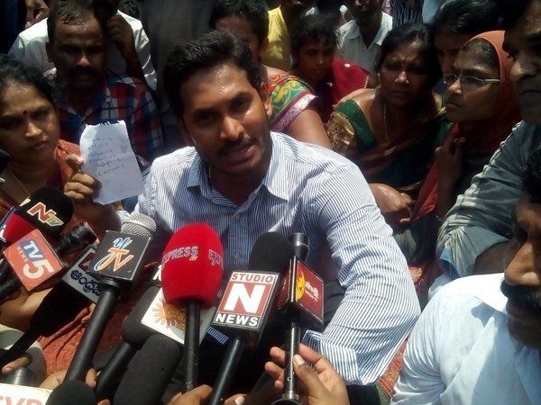  ప్రత్యేక హోదా సాధనలో బాబు విఫలం: వైసీపీ బంద్ పోస్టర్ విడుదల