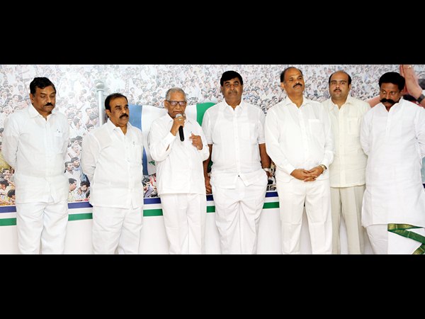  ప్రత్యేక హోదా సాధనలో బాబు విఫలం: వైసీపీ బంద్ పోస్టర్ విడుదల