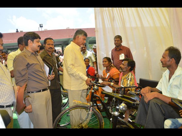 కుప్పం పర్యనటలో చంద్రబాబు కుప్పం పర్యనటలో చంద్రబాబు