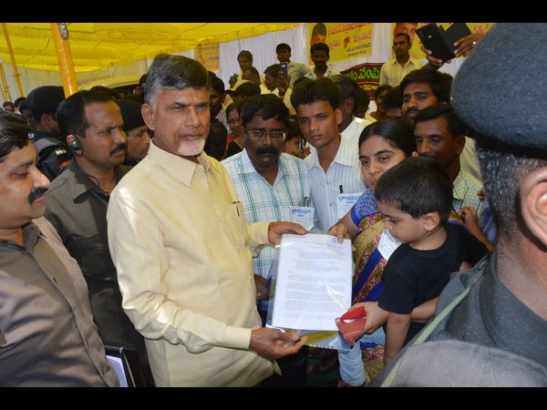 కుప్పం పర్యనటలో చంద్రబాబు కుప్పం పర్యనటలో చంద్రబాబు