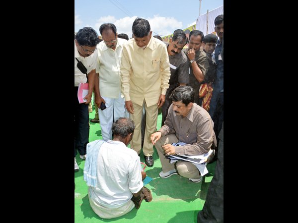 కుప్పం పర్యనటలో చంద్రబాబు కుప్పం పర్యనటలో చంద్రబాబు