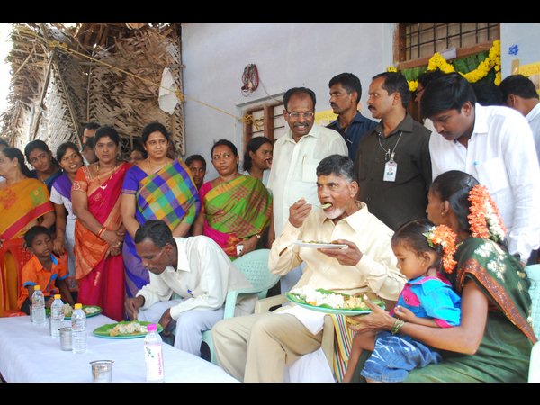 కుప్పం పర్యనటలో చంద్రబాబు కుప్పం పర్యనటలో చంద్రబాబు