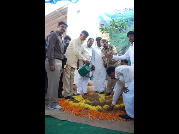 ఆశించిన మెజారిటీ రావడం లేదు?: కుప్పం నేతలతో చంద్రబాబు రివ్యూ ఆశించిన మెజారిటీ రావడం లేదు?: కుప్పం నేతలతో చంద్రబాబు రివ్యూ