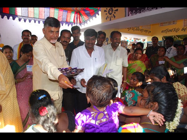 ఆశించిన మెజారిటీ రావడం లేదు?: కుప్పం నేతలతో చంద్రబాబు రివ్యూ ఆశించిన మెజారిటీ రావడం లేదు?: కుప్పం నేతలతో చంద్రబాబు రివ్యూ