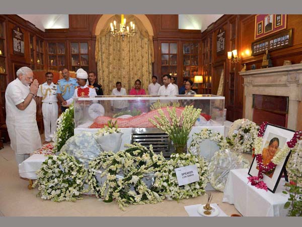 సువ్రా ముఖర్జీ అంత్యక్రియలు పూర్తి