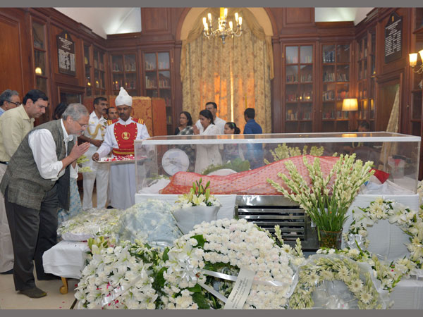  సువ్రా ముఖర్జీ అంత్యక్రియలు పూర్తి