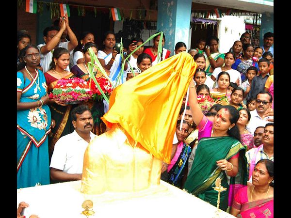 గల్ఫ్‌కు వెళ్లొద్దు, ఇక్కడే ఉపాధి: కరీంనగర్ జిల్లా వాసులతో కవిత 