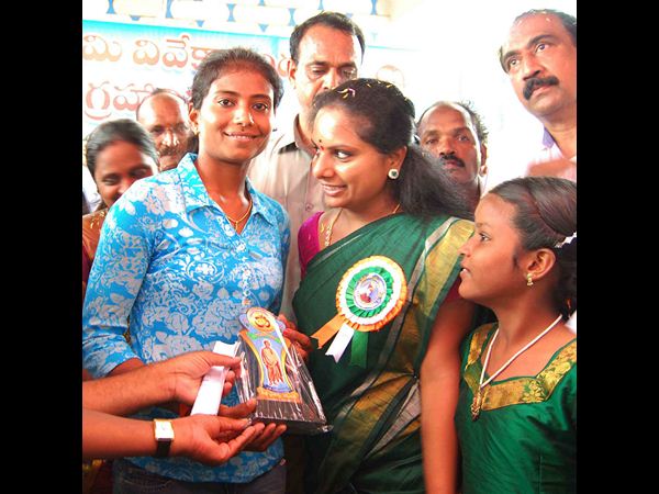  గల్ఫ్‌కు వెళ్లొద్దు, ఇక్కడే ఉపాధి: కరీంనగర్ జిల్లా వాసులతో కవిత 