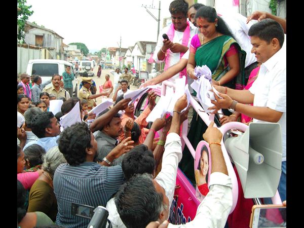 గల్ఫ్‌కు వెళ్లొద్దు, ఇక్కడే ఉపాధి: కరీంనగర్ జిల్లా వాసులతో కవిత 