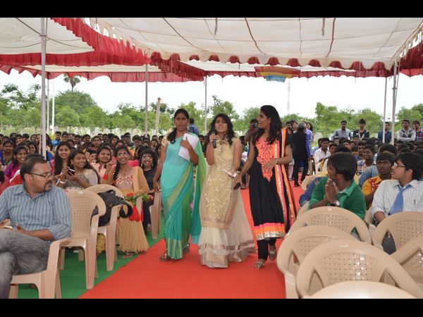  ఉల్లాసంగా, ఉత్సాహంగా గీతం 'ఫ్రెషర్స్ డే' 