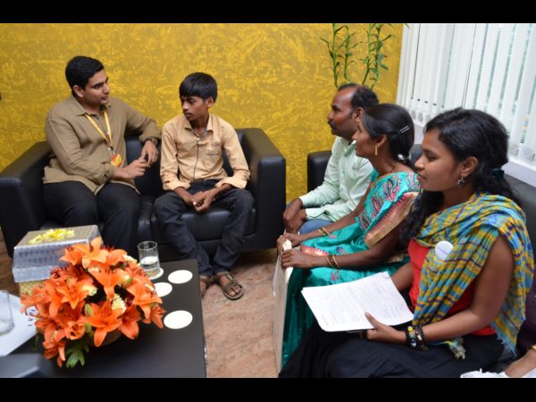  బాలుడి చివరి కోరిక తీర్చి, సంతోషపెట్టిన నారా లోకేష్