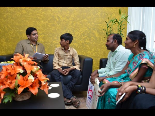  బాలుడి చివరి కోరిక తీర్చి, సంతోషపెట్టిన నారా లోకేష్