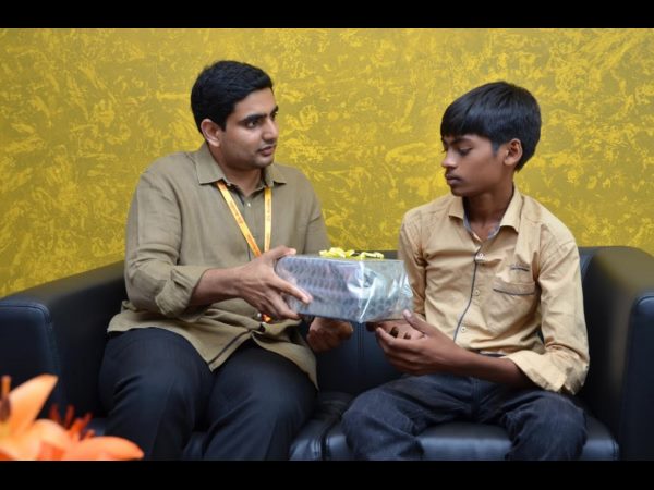  బాలుడి చివరి కోరిక తీర్చి, సంతోషపెట్టిన నారా లోకేష్