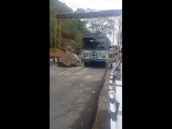  తప్పిన పెను ప్రమాదం: నడిరోడ్డుపై కూలిన బండరాయి