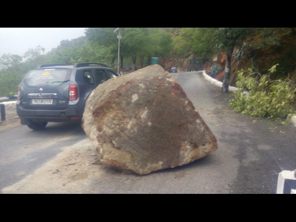 తప్పిన పెను ప్రమాదం: నడిరోడ్డుపై కూలిన బండరాయి