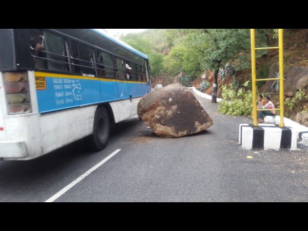  తప్పిన పెను ప్రమాదం: నడిరోడ్డుపై కూలిన బండరాయి