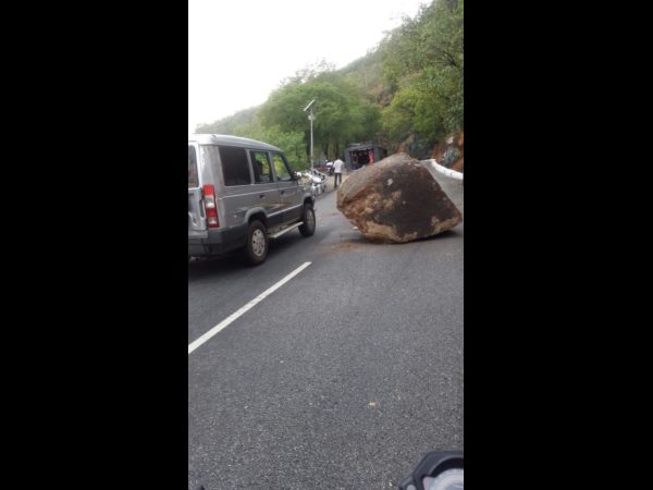  తప్పిన పెను ప్రమాదం: నడిరోడ్డుపై కూలిన బండరాయి