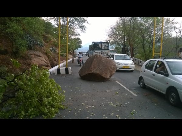  తప్పిన పెను ప్రమాదం: నడిరోడ్డుపై కూలిన బండరాయి