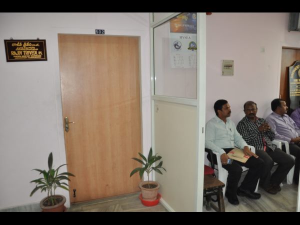 ఇలా వచ్చి వెళ్లారు..