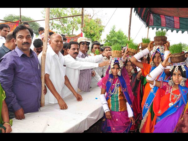 తీజ్ సందడి