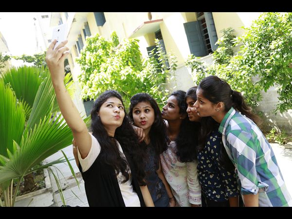 సెల్ఫీల సందడి