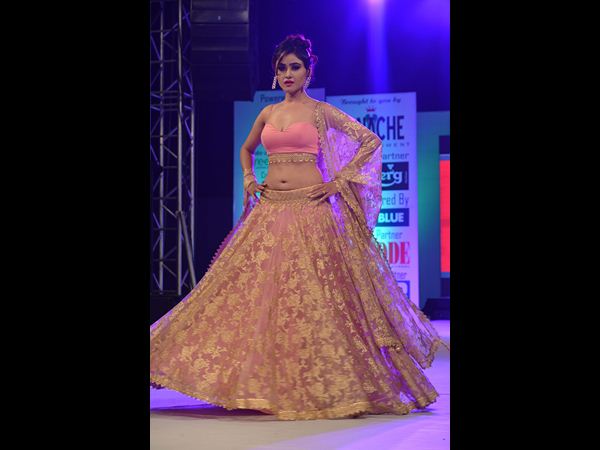  కోచర్ షో: ముంబై మోడల్స్‌కు అవమానం 