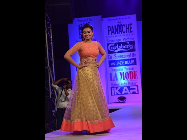  కోచర్ షో: ముంబై మోడల్స్‌కు అవమానం 