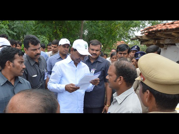 ఊరిలో వెలుగులు నింపుతాం..