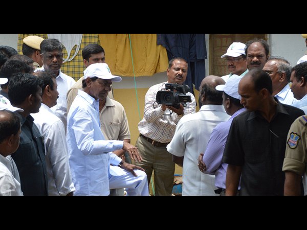 రెండు పడకల ఇళ్లు..