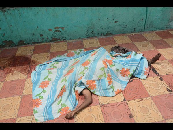 దారుణం: బండరాయితో మోది యాచకురాలి దారుణ హత్య 