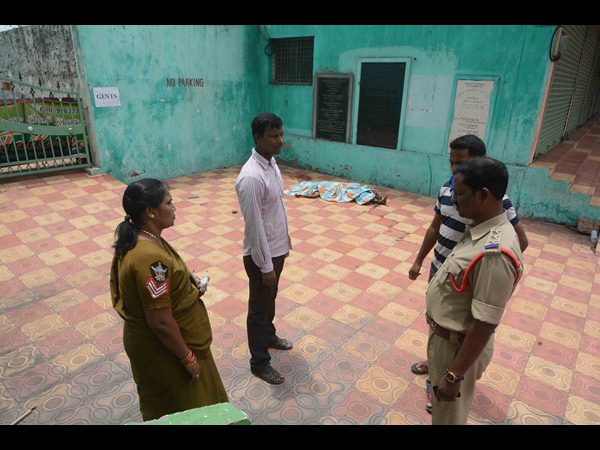  దారుణం: బండరాయితో మోది యాచకురాలి దారుణ హత్య 