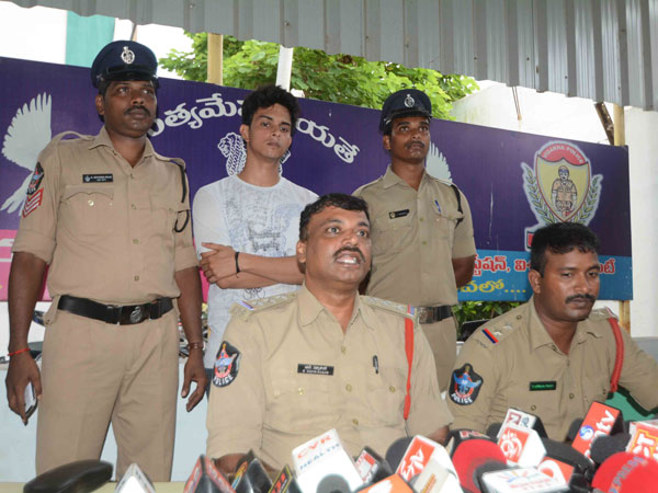  విశాఖ లా విద్యార్ధినిపై రేప్: రిమాండ్‌కు తరలించిన పోలీసులు