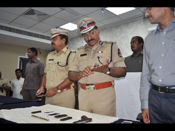 'బిగ్' ప్లాన్‌తోనే: మోటార్ సైకిల్‌పై రెక్కీ, సూత్రధారి మేనేజరే (ఫోటోలు)
