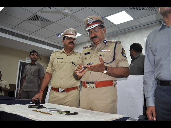  'బిగ్' ప్లాన్‌తోనే: మోటార్ సైకిల్‌పై రెక్కీ 