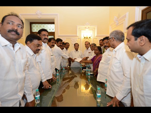 వర్షాకాల సమావేశాలకల్లా వైయస్ ఫోటో పెట్టకపోతే పోరాటమే 