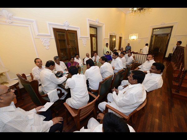  వర్షాకాల సమావేశాలకల్లా వైయస్ ఫోటో పెట్టకపోతే పోరాటమే 
