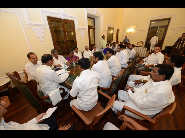  వర్షాకాల సమావేశాలకల్లా వైయస్ ఫోటో పెట్టకపోతే పోరాటమే 