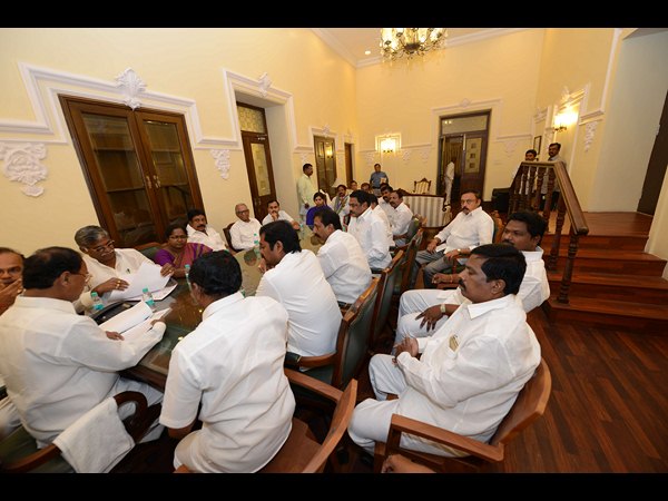  వర్షాకాల సమావేశాలకల్లా వైయస్ ఫోటో పెట్టకపోతే పోరాటమే 