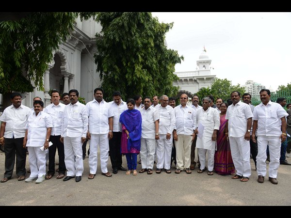 వర్షాకాల సమావేశాలకల్లా వైయస్ ఫోటో పెట్టకపోతే పోరాటమే 